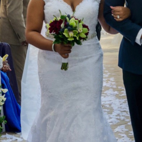 Allure Wedding Dress, Style 9322. - Picture 7 of 8